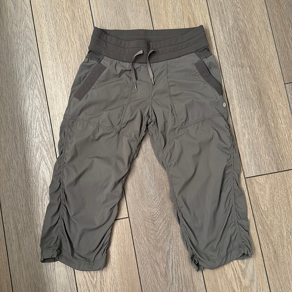 Lululemon Studio Crop Pants | Size 6 | Grey Two-Tone | Relaxed Fit